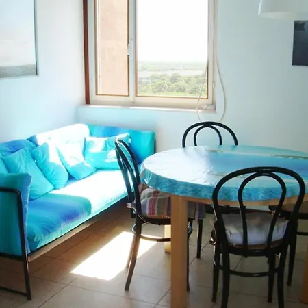 Apartment Two-Bedroom Flat With Beautiful Seaview Balcony Close To The Beach *