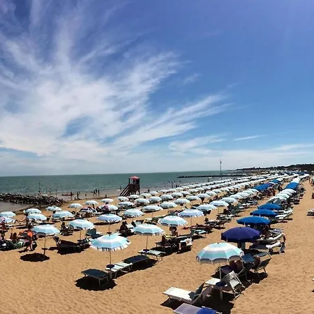 Apartment Two-Bedroom Flat With Beautiful Seaview Balcony Close To The Beach *