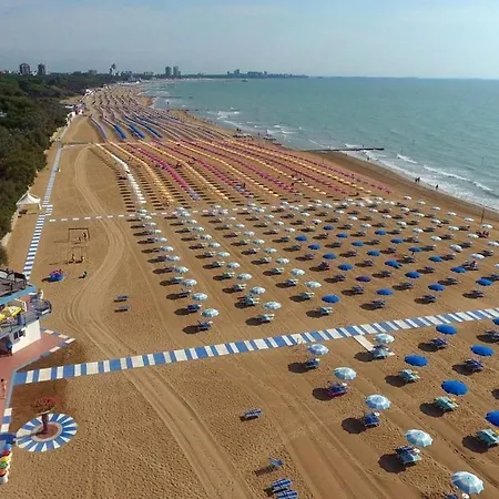 Two-Bedroom Flat With Beautiful Seaview Balcony Close To The Beach Lignano Sabbiadoro