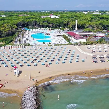 Two-Bedroom Flat With Beautiful Seaview Balcony Close To The Beach Lignano Sabbiadoro